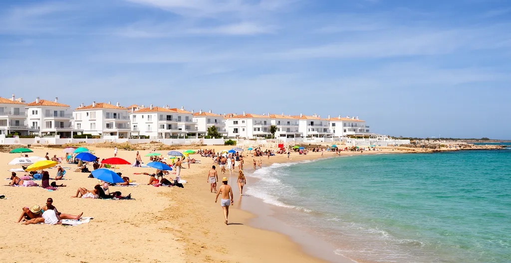 Vue panoramique du front de mer au Cap d'Agde avec résidences balnéaires et plage animée
