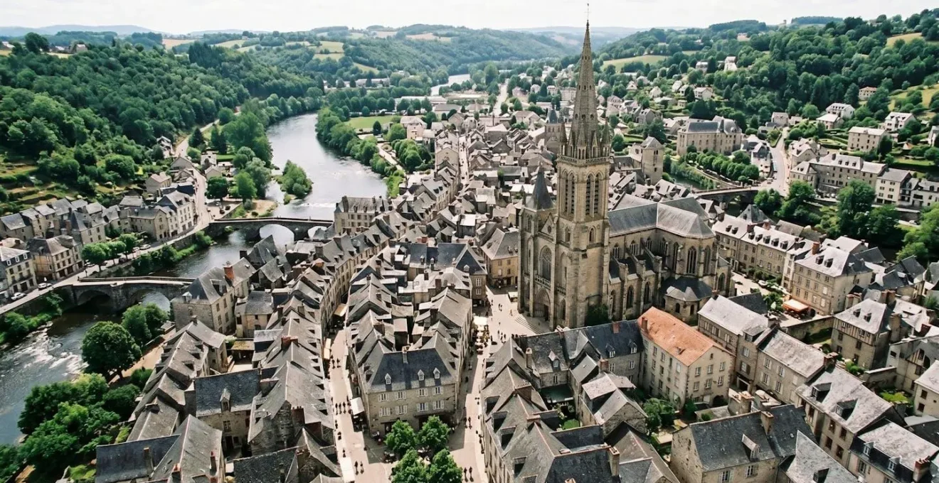 Vue aérienne du centre-ville de Tulle avec la cathédrale et les toits caractéristiques de la Corrèze